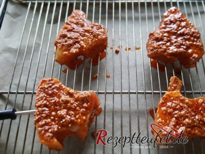 Um die Kerntemperatur zu messen wird das Bratenthermometer in den Thunfisch gesteckt