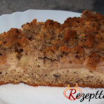 Apfel-Nusskuchen mit Streusel