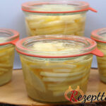 Apfelspalten im Zimt-Vanille-Sud eingekocht