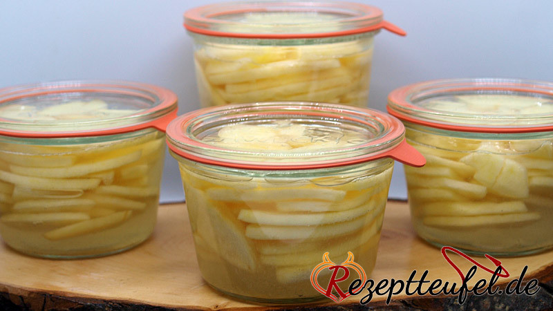 Apfelspalten im Zimt-Vanille-Sud eingekocht