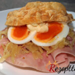 Käsebrötchen mit Schinken und Krautsalat