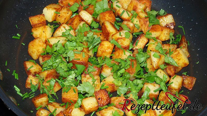 Bratkartoffeln aus Kartoffelwürfel mit Petersilie