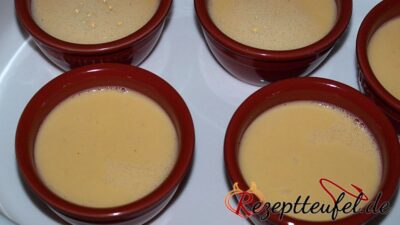 Die flüssige Sahne-Ei-Masse in hitzebeständige Förmchen füllen