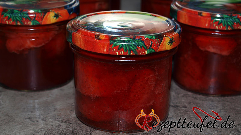 Erdbeerkonfitüre mit Vanille und ganzen Erdbeeren