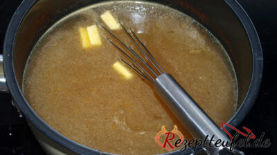 Die Zutaten für die Soße sind im Topf