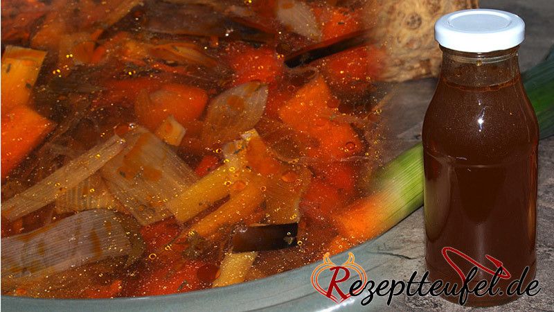 Gemüsebrühe im Slow Cooker oder Topf gegart (und eingekocht)