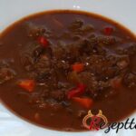 Gulaschsuppe mit Rotwein