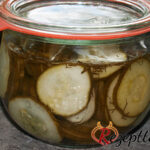 Gurkensalat im Glas eingemacht