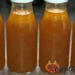 Mangodressing eingekocht in Flaschen