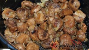 Maronen zu den Zwiebeln geben