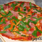 Pizza mit Schinken und frischem Bärlauch