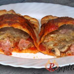 Pizza Calzone (aufgeschnitten)
