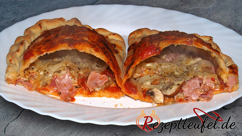 Pizza Calzone (aufgeschnitten)