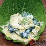 Rahmwirsing im getrockneten Wirsingblatt angerichtet