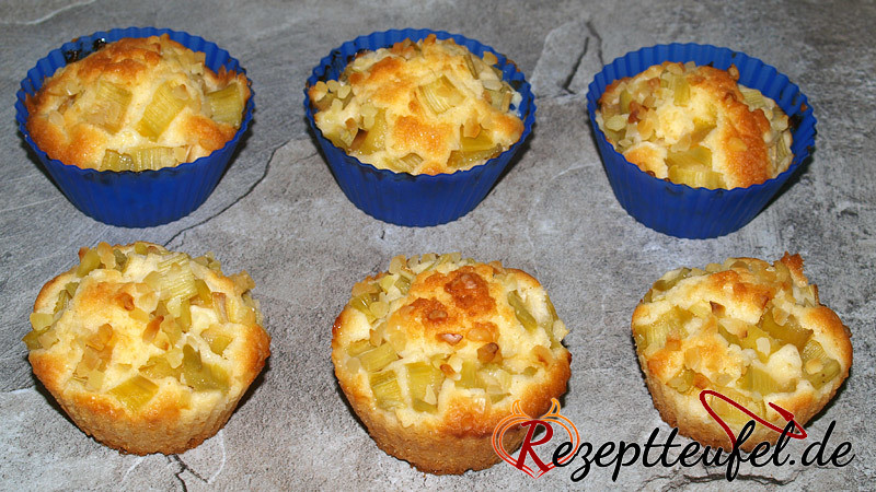 Rhabarber-Muffins in Silikon-Muffinformen und "ausgepackt"