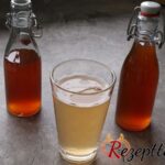 Bild vom Rhabarbersirup in Flaschen abgefüllt und ein Glas mit dem Rhabarbersirup und Wasser.