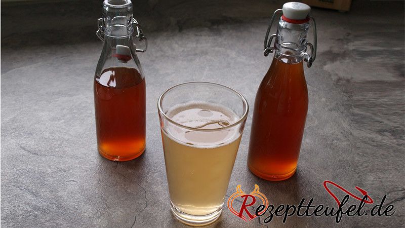 Bild vom Rhabarbersirup in Flaschen abgefüllt und ein Glas mit dem Rhabarbersirup und Wasser.