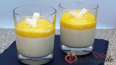 Dunkle Punkte von der Vanille im Pudding und helle Kokospunkte im Mangopüree
