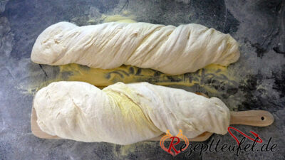 Die Teigstücke werden in der Längsachse verdreht