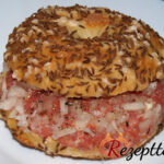 Salzkuchen mit Mett und Zwiebeln