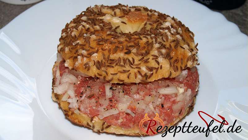 Salzkuchen mit Mett und Zwiebeln Salzkuchen mit Mett und Zwiebeln