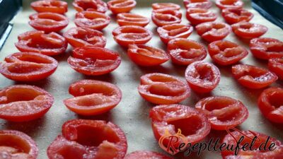 Halbierte, entkernte und abgetrocknete Tomaten auf dem Blech