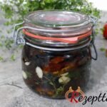 Getrocknete Tomaten in Öl mit Knoblauch und Kräuter
