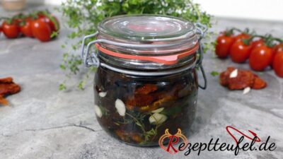 Getrocknete Tomaten in Öl mit Knoblauch und Kräuter