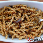 Nudelsalat mit eingelegten Tomaten