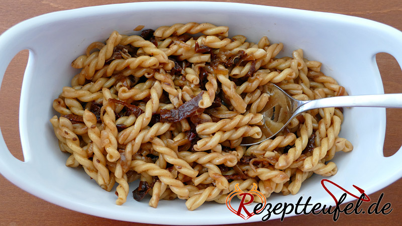 Nudelsalat mit eingelegten Tomaten Nudelsalat mit eingelegten Tomaten
