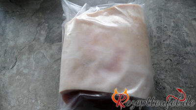 Gepökeltes Fleisch im Vakuumbeutel vor dem Garen