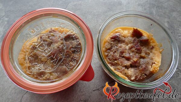 Blick in das Glas vom Zwiebelfleisch