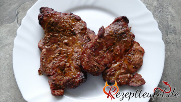 Gegrillte Nackensteaks - Eingelegt mit der Marinade für alle Fleischsorten