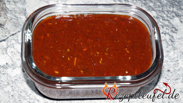 Die fertige Marinade in einem kleinen Schälchen